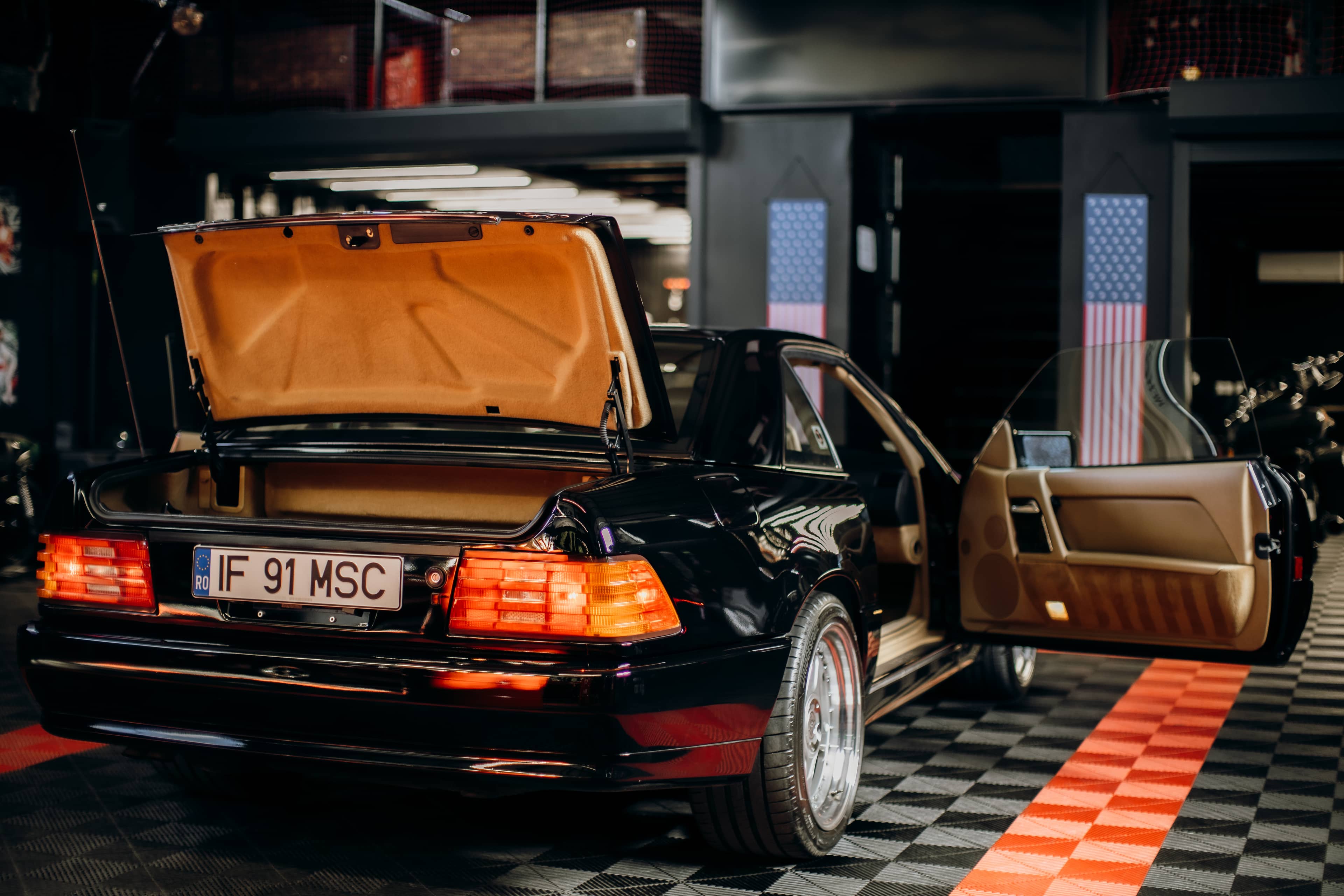 Mercedes 500 SL — vedere posterioară