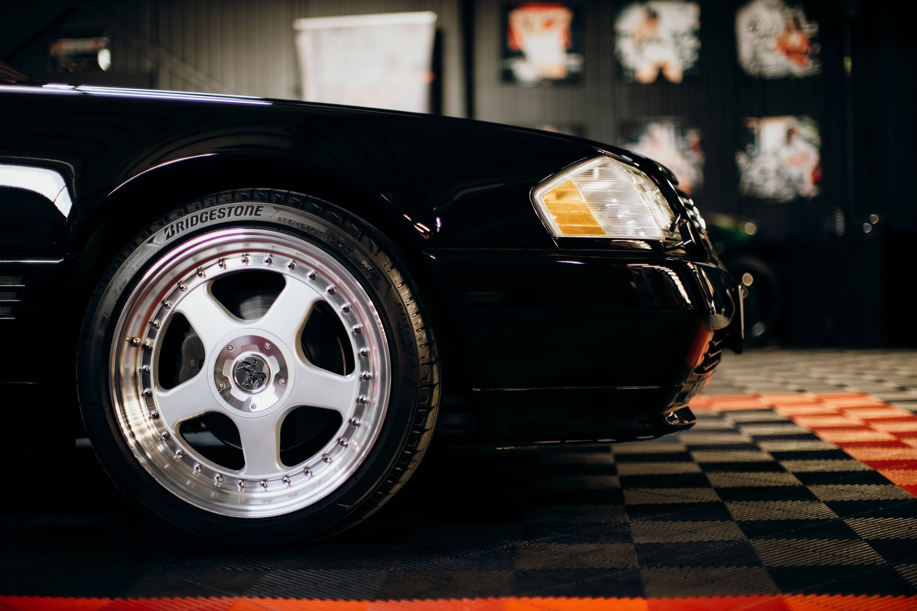 Mercedes 500 SL — exterior în lumină caldă