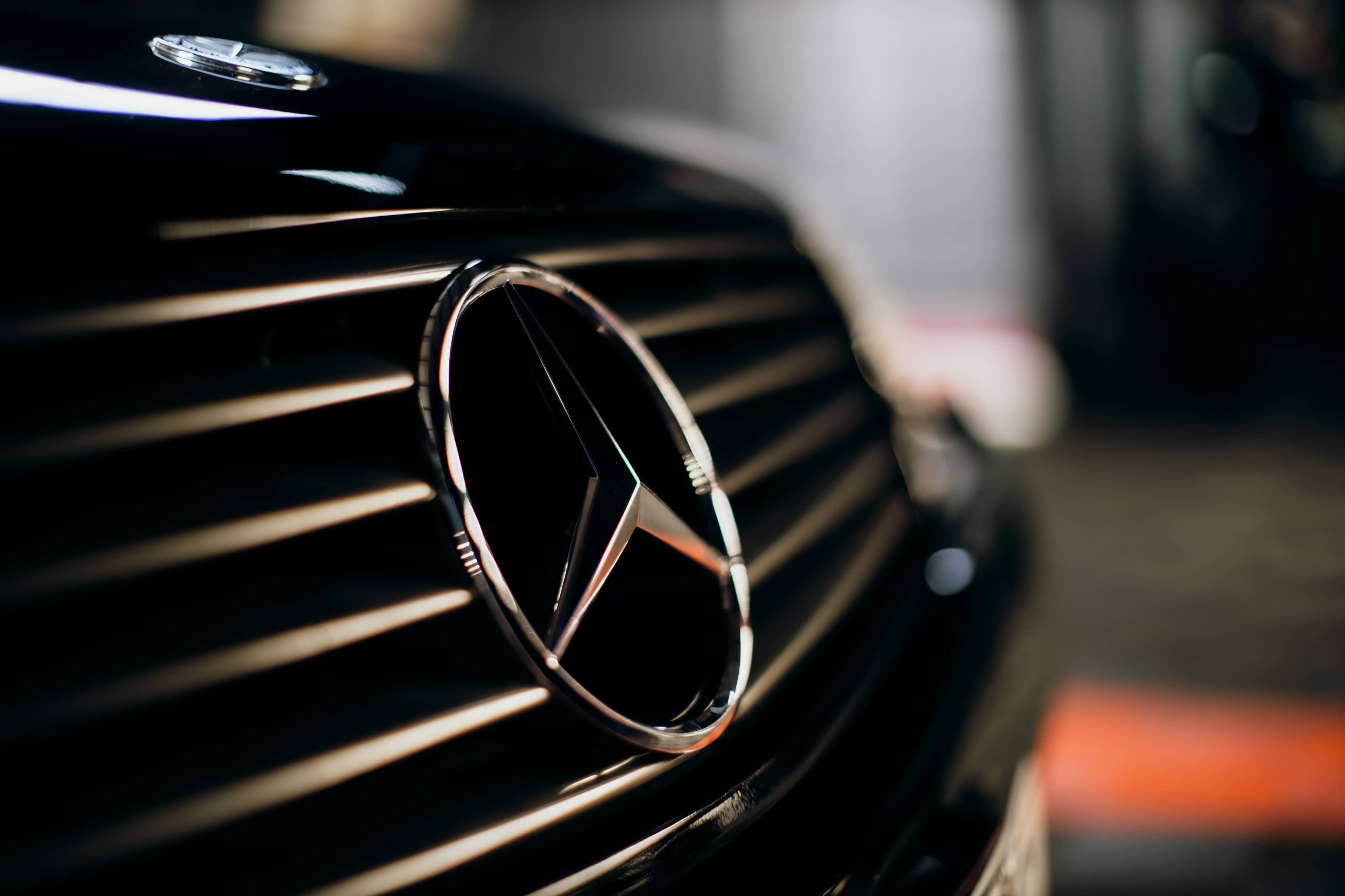 Mercedes 500 SL — exterior perspectivă joasă