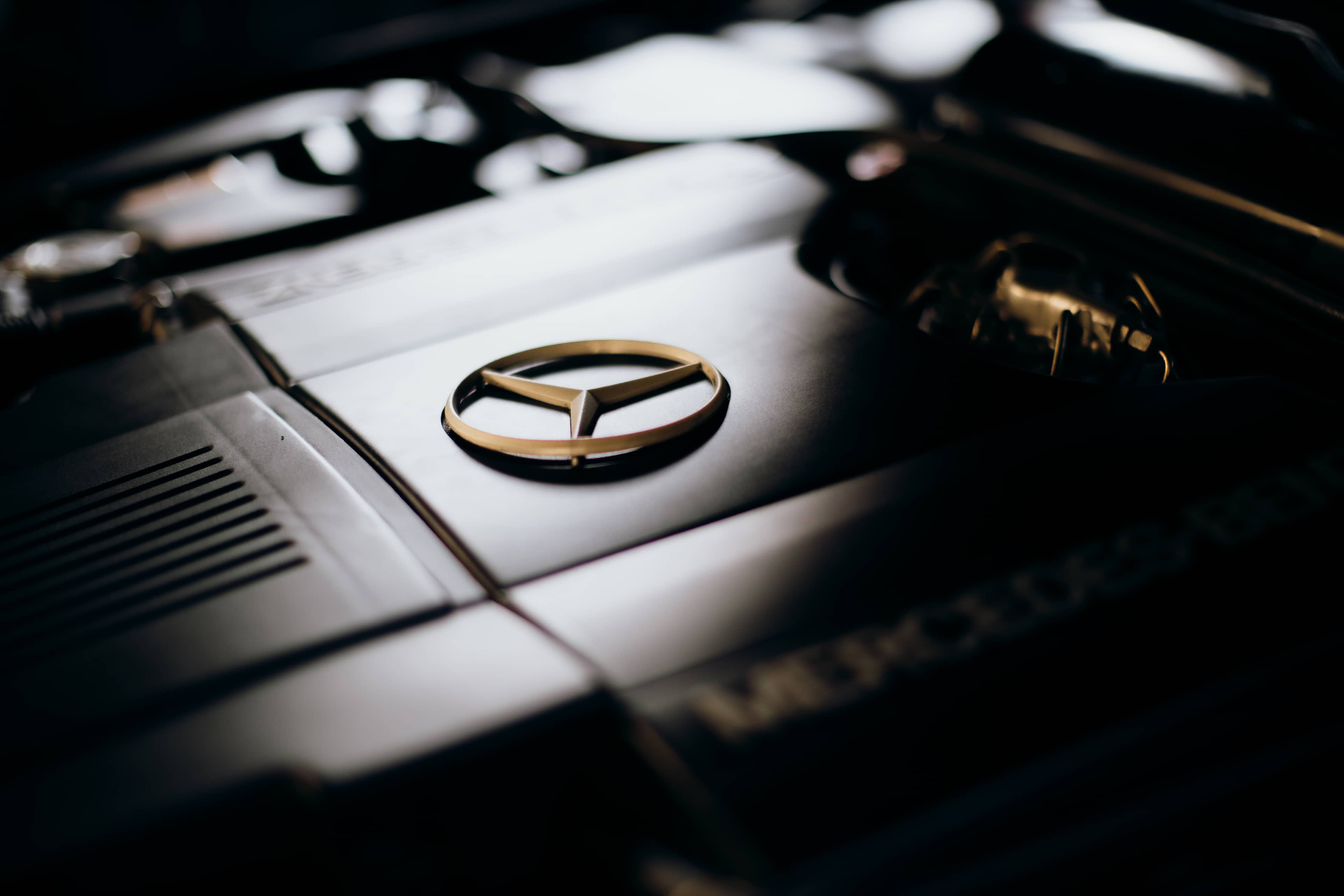 Mercedes 500 SL — compartiment motor detaliu 2